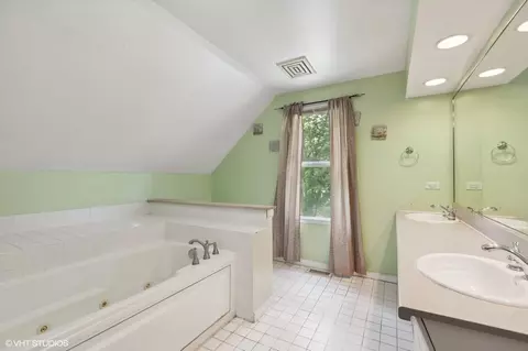 Bath - 412 Moseley St, Elgin, IL 60123 photo 2 of 3