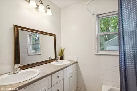 Bath - 412 Moseley St, Elgin, IL 60123 photo 3 of 3