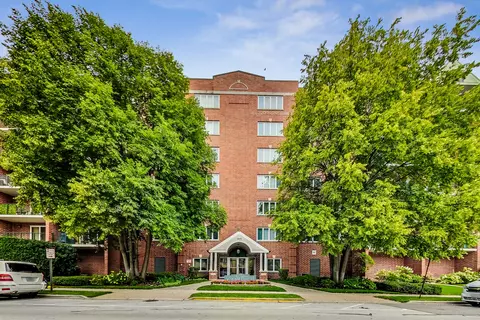 1600 E Thacker St #610, Des Plaines, IL 60016
