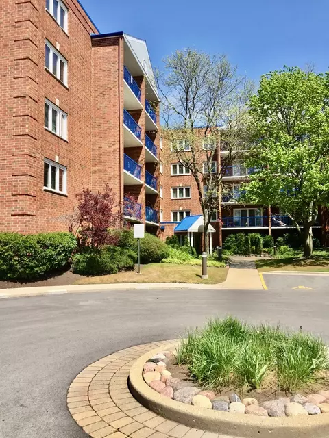 6755 N Milwaukee Ave #209, Niles, IL 60714