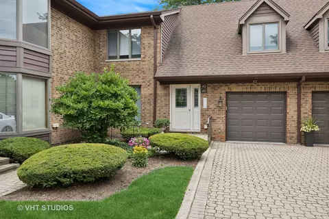 42 Kings Ct #E-2, Westchester, IL 60154