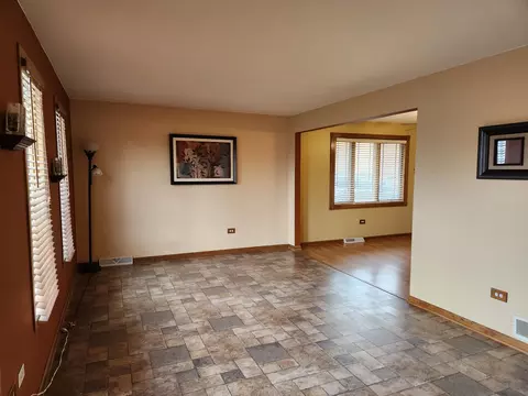 8304 S 77th Ct, Bridgeview, IL 60455 photo 2