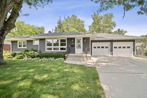 4 Charles Pl, Bloomington, IL 61701