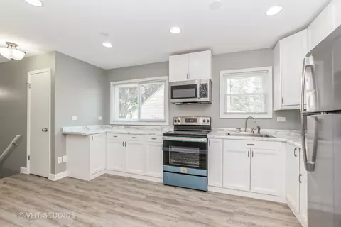 Kitchen - 14333 Millard Ave, Midlothian, IL 60445 photo 2 of 2