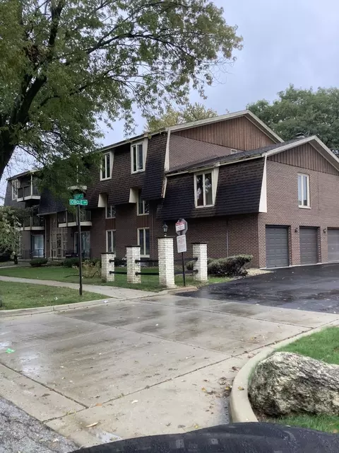 5721 W 103rd St #102, Oak Lawn, IL 60453