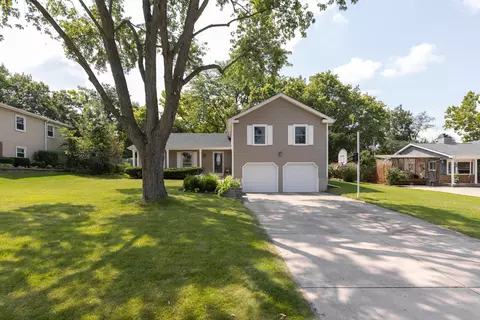 27 W381 Fleming Dr, Winfield, IL 60190