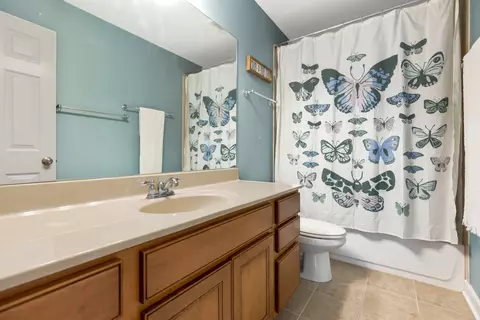 Bath - 2 Charminster Ct, Algonquin, IL 60102 photo 3 of 4
