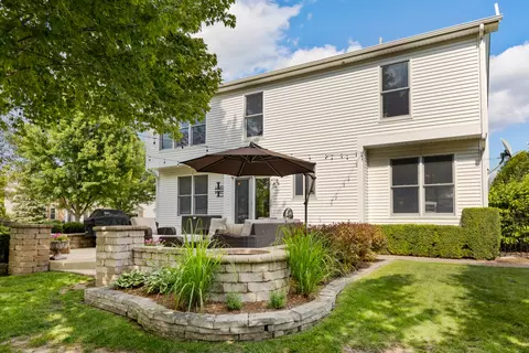Exterior - 2 Charminster Ct, Algonquin, IL 60102 photo 4 of 8