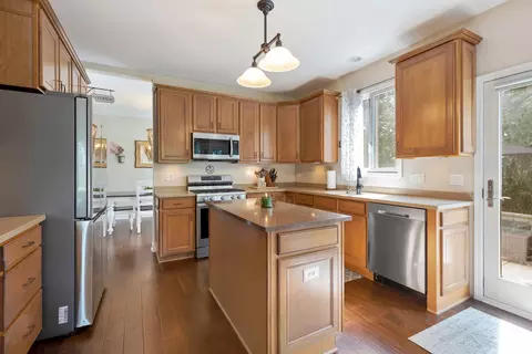 Kitchen - 2 Charminster Ct, Algonquin, IL 60102 photo 2 of 3
