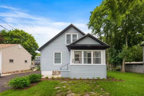 Exterior - 20 Center St, Algonquin, IL 60102 photo 2 of 7