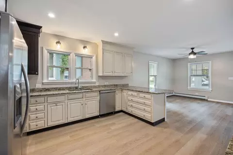 Kitchen - 20 Center St, Algonquin, IL 60102 photo 4 of 4