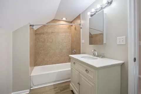 Bath - 20 Center St, Algonquin, IL 60102 photo 3 of 3