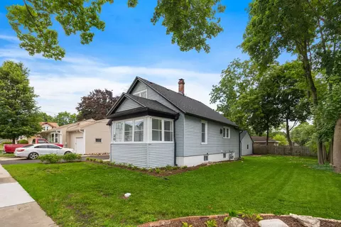 Exterior - 20 Center St, Algonquin, IL 60102 photo 3 of 7