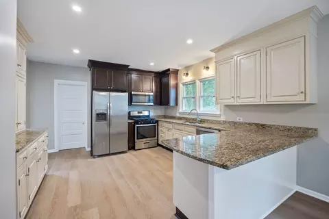 Kitchen - 20 Center St, Algonquin, IL 60102 photo 1 of 4