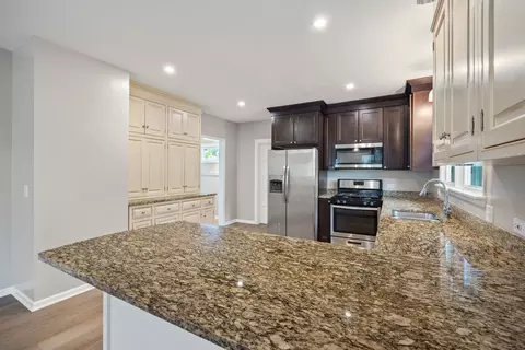 Kitchen - 20 Center St, Algonquin, IL 60102 photo 2 of 4