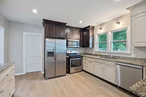 Kitchen - 20 Center St, Algonquin, IL 60102 photo 3 of 4