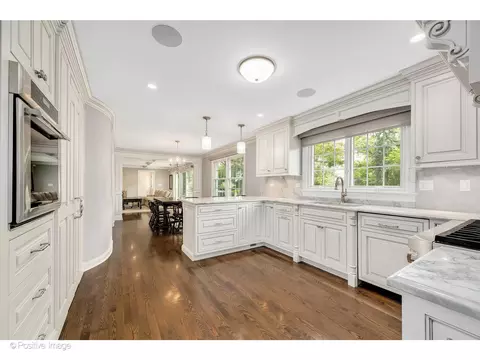 Kitchen - 48 Devonshire Dr, Oak Brook, IL 60523 photo 3 of 6