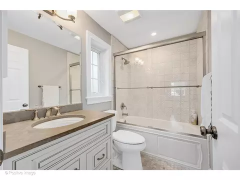 Bath - 48 Devonshire Dr, Oak Brook, IL 60523 photo 5 of 9