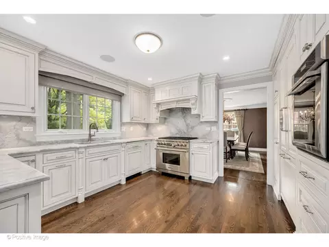 Kitchen - 48 Devonshire Dr, Oak Brook, IL 60523 photo 4 of 6
