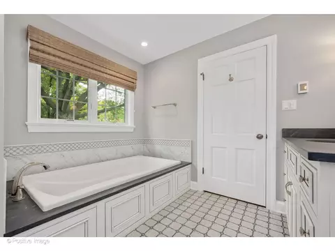 Bath - 48 Devonshire Dr, Oak Brook, IL 60523 photo 4 of 9