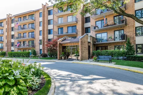 601 Lake Hinsdale Dr #408, Willowbrook, IL 60527
