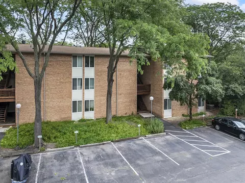 5809 Oakwood Dr #D, Lisle, IL 60532