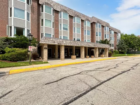 300 Thames Pkwy #3G, Park Ridge, IL 60068