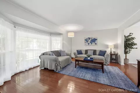 1541 Chippewa Dr, Naperville, IL 60563 photo 3