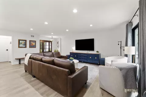 Living - 117 E Blodgett Ave, Lake Bluff, IL 60044 photo 4 of 4