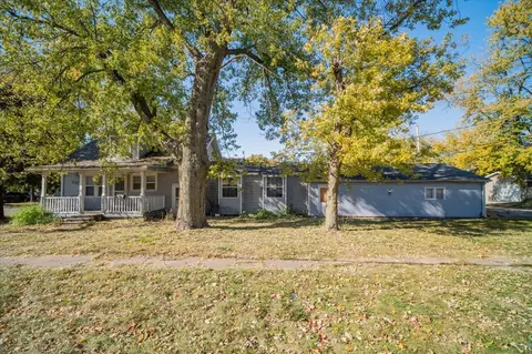 721 E Main St, Clinton, IL 61727 photo 2