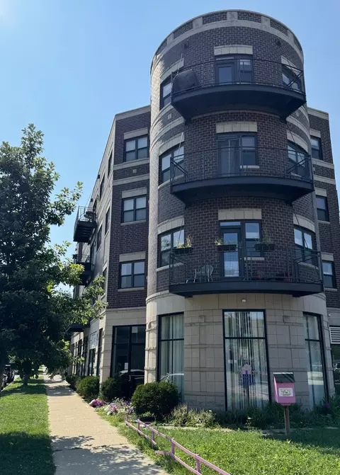 3028 W Roscoe St #305, Chicago, IL 60618