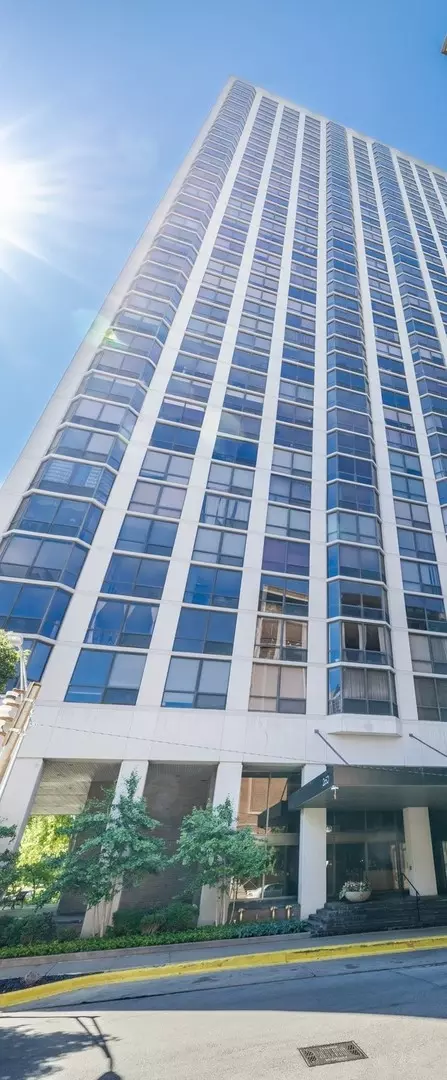 2650 N Lakeview Ave #301, Chicago, IL 60614