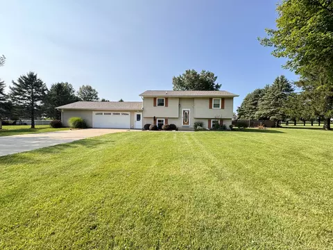 1068 Prairie Hill Dr, Dixon, IL 61021