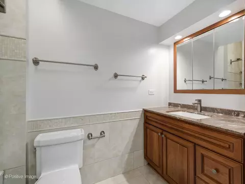 Bath - 400 E Ohio St #802, Chicago, IL 60611 photo 1 of 2