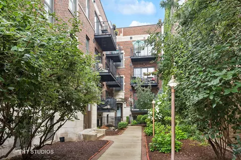 620 W Aldine Ave #1W, Chicago, IL 60657