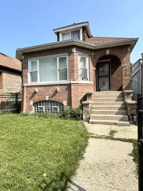 4208 W Iowa St, Chicago, IL 60651