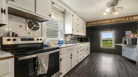Kitchen - 9237 N Conger Rd, Byron, IL 61010 photo 3 of 4