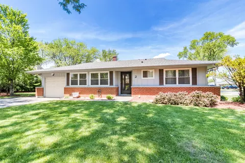 2 Woodcrest Ln, Elk Grove Village, IL 60007
