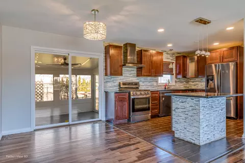 20 Forest Park Ln, Hoffman Estates, IL 60169 photo 4