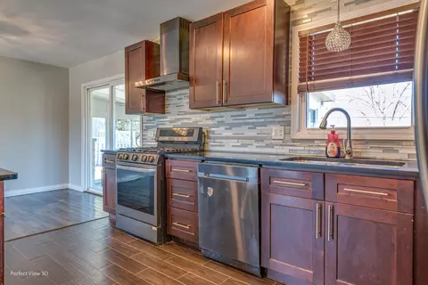 20 Forest Park Ln, Hoffman Estates, IL 60169 photo 9