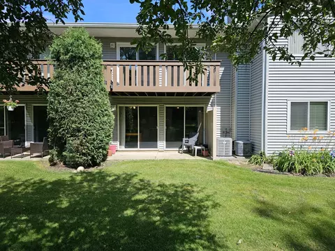612 Mallard Ct #B1, Bartlett, IL 60103