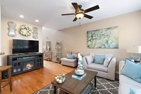 Living - 54 Kelsey Ct, Algonquin, IL 60102 photo 1 of 5