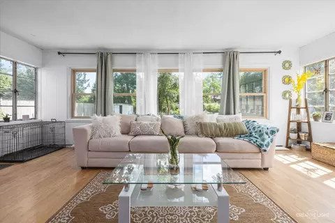 Living - 777 Murray Ave, Elgin, IL 60123 photo 3 of 4