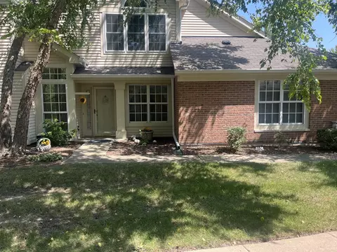 30 W044 Willow Ln, Warrenville, IL 60555