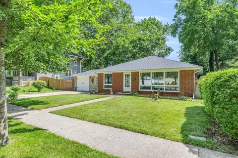 115 E Bond St, Monticello, IL 61856 photo 2