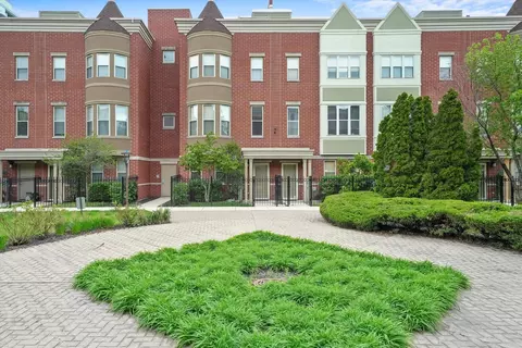 713 W Blackhawk St, Chicago, IL 60610