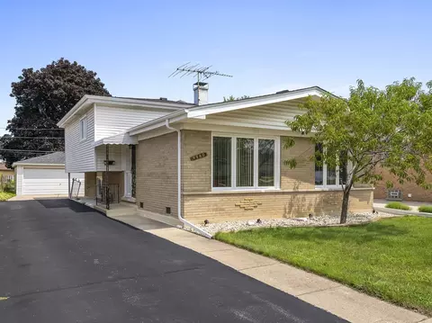 9980 Ivanhoe Ave, Schiller Park, IL 60176