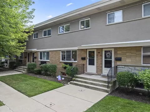 610 S Milwaukee Ave #B, Libertyville, IL 60048