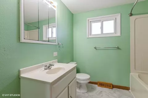 Bath - 3 E Judith Ann Dr, Mount Prospect, IL 60056 photo 2 of 2