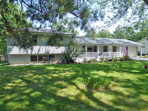 2 S411 Riverside Ave, Warrenville, IL 60555